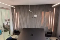 Azienda settore Open Air (LO) - Sala riunioni e direzionali in Fenix, operativi, insonorizzazione con pannellature dogate complete di led ad incasso e pannelli in tessuto fonoassorbente.